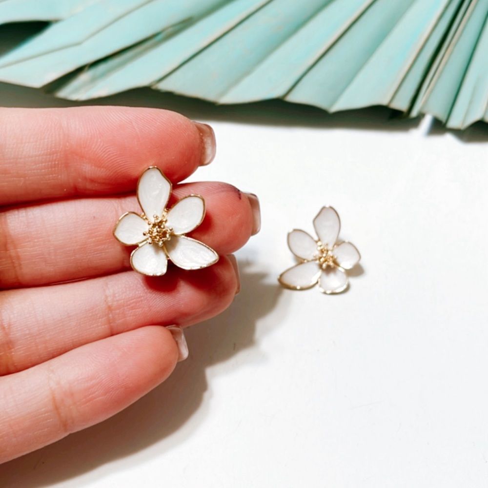 White flower stud earrings S38 - Picture 4 of 4